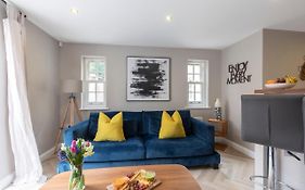 Elliot Oliver - 2 Bedroom Garden Apartment With Parking